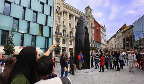 Šestimetrové hodiny z černé žuly ve tvaru nábojnice jsou novou dominantou brněnského náměstí Svobody.