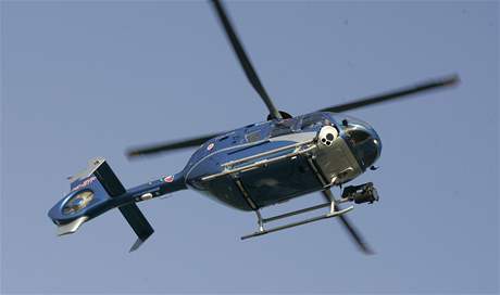 Policejní vrtulník kontroloval dodrování dopravních pedpis na obchvatu Uherského Hradit.
