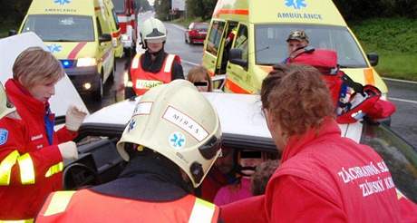 Zlíntí hasii zasahovali u nehody u obce Lípa, kde byli zranni tyi lidé. (27. záí 2010)