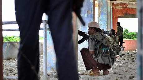 Radikálové z islamistické skupiny Hizbal Islám v Mogadio (erven 2009)