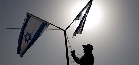 idovský osadní ví izraelskou vlajku bhem "pokládání základního kamene" dalí stavby v osad Kirjat Netafim (26. záí 2010)