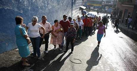 Venezuelt voliti ekaj na hlasovn ped volebn mstnost v Caracasu (26. z 2010)