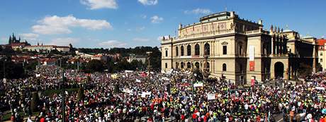 Demonstrace proti vládním krtm.