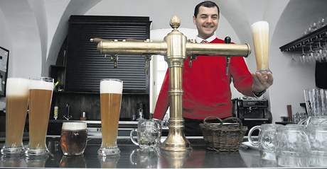 Minipivovar v Ostrav-Zábehu pichází asto s pivními novinkami. Na snímku manaer Radovan Koudelka.