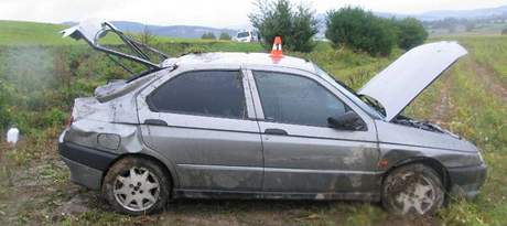 Auto se zastavilo a na poli. Ilustraní foto