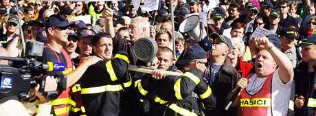 Demonstrace odborá proti vládním krtm ped ministerstvem vnitra v Praze. (21. záí 2010)