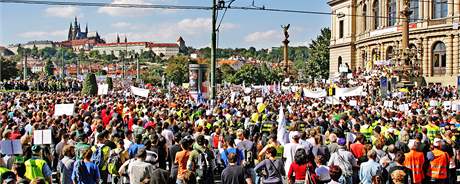 Demonstrace odborá proti vládním krtm na Palachov námstí v Praze. (21. záí 2010)