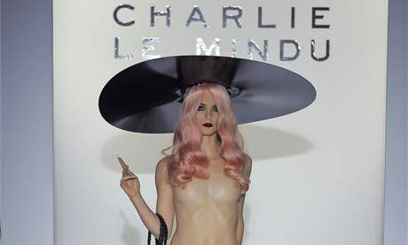 KLOBOUK A KABELKA. Nahé modelky na pehlídce Charlie le Mindu pro jaro a léto 2011 v Londýn. (19. záí 2010)