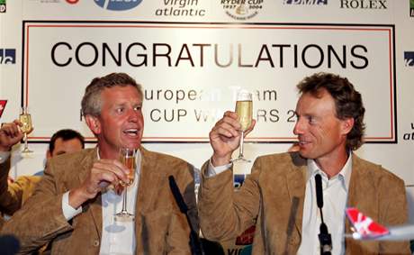 Hvzda tmu Colin Montgomerie (vlevo) a nehrajc kapitn Bernhard Langer oslavuj zisk Ryder Cupu v roce 2004.