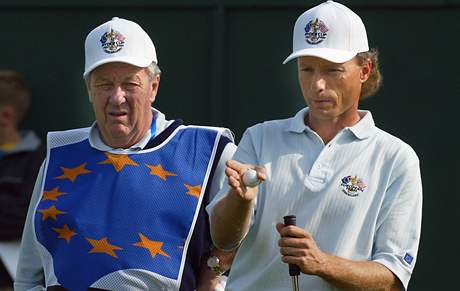 Spojenectv, kter fungovalo nejen v Ryder Cupu - Bernhard Langer a jeho caddy Pete Coleman.