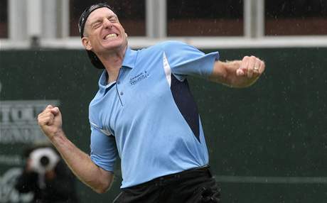 tyicetiletý Jim Furyk letos vyhrál ti turnaje PGA Tour a stal se vítzem sezony. V nedli si odnesl prémii za vítzství na turnaji Tour Championship (1,35 mil. dolar) i za zisk FedEx Cupu (deset milion).