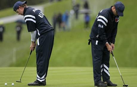 Trnink americkch golfist na Ryder Cup - Hunter Mahan (vlevo) a Dustin Johnson, pedpokldan partner Phila Mickelsona.