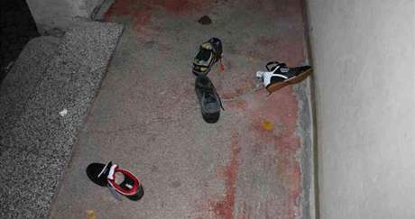 Zlodj odnesl z prodejny obuvi jen pravé boty.