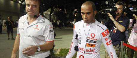 Lewis Hamilton opoutí v Singapuru místo nehody.