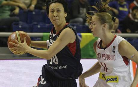 esko - Jiní Korea, MS basketbalistek: Kateina Elhotová (voravo) sleduje prnik Korejky Yeon Ha Beon.