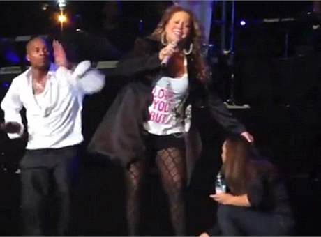 Mariah Carey si během vystoupení nechala sundat boty