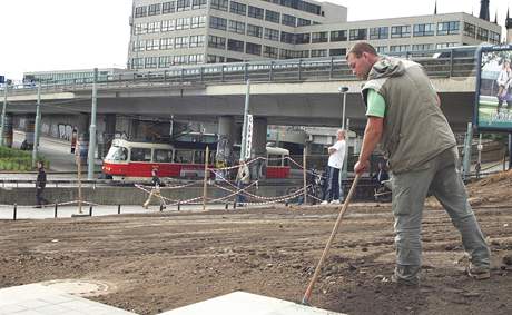 Zanedbané okolí stanice metra Vltavská se promuje v píjemný parík.