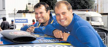 Václav Pech (vpravo) a Petr Uhel mají dvod rozdávat úsmvy, letoní rallyová sezona jim vyla.