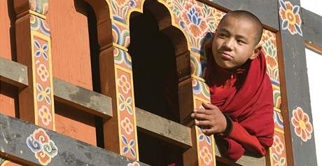 Mladý buddhistický mnich v bhútánském klátee Gante Gompa 