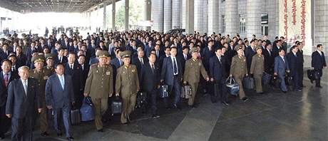 Delegáti historického sjezdu Korejské strany práce dorazili na nádraí v Pchjongjangu (26. záí 2010)