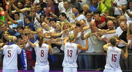 eské basketbalistky slaví v hale Vodova s fanouky výhru nad Koreou