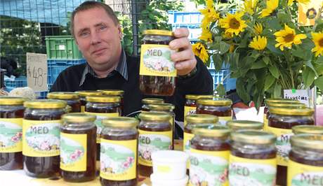 Velai zdraují med, protoe je ho nedostatek. Nkteí prodávají kilo medu i za 140 korun.