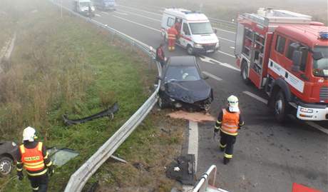 Pi váné nehod dvou osobních aut u Bezmrova na Kromísku se zranilo pt lidí.