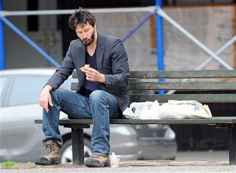 Keanu Reeves na bulvární fotografii, ktetrá vyvolala vlnu podpory na internetu