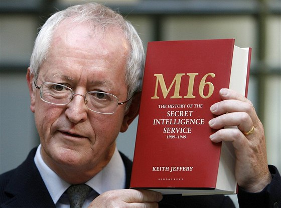 Historik Keith Jeffery představil svou knihu o historii britské špionážní služby MI6.