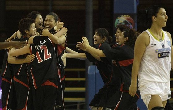 Japonské basketbalistky oslavují výhru nad Argentinou. Vpravo zklamaná Argentinka Noelia Mendozová.