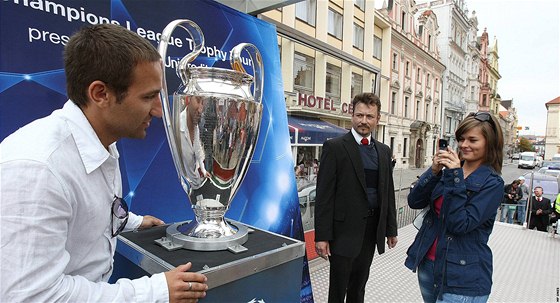 Plzeané se fotí s pohárem pro vítze Ligy mistr, který byl dnes poprvé v historii k vidní v eské republice  (20.9.2010)
