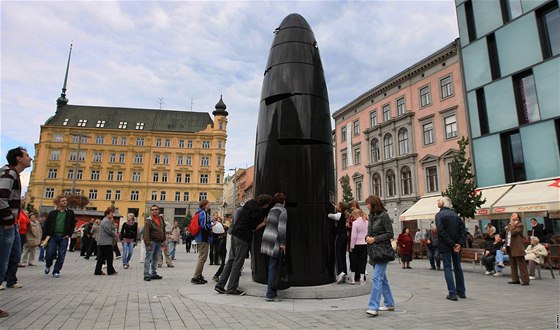 Šestimetrové hodiny z černé žuly ve tvaru nábojnice jsou novou dominantou brněnského náměstí Svobody.
