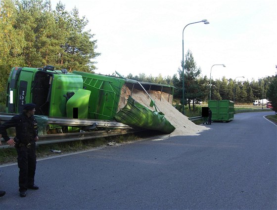 Pi sjezdu z dálniního pivade ve smru na Jihlavu se ve tvrtek odpoledne pevrátil kamion naloený pilinami. Ilustraní foto