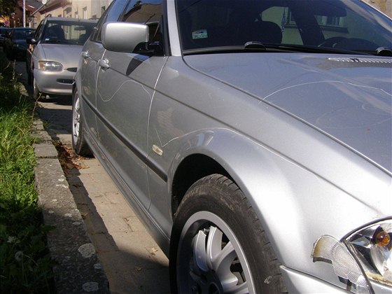 Poniené BMW po zásahu vandala v Buovicích