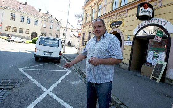 Milan Vlek ukazuje znaení ped pensionem v Pibyslavi. Na úad si jej u ped 20 lety vyídila bývala majitelka domu