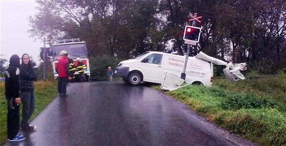 Na pejezdu v Olomouci mezi hlavním nádraím a zastávkou Olomouc-Nové Sady se stetl osobní vlak z Olomouce do Nezamyslic s autem. 