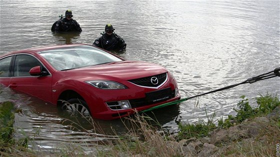 Ve stedu ráno oznámil na policii jeden z rybá nález potopeného auta v Horní nádri Nových Mlýn poblí Pasohlávek. (29. záí 2010)