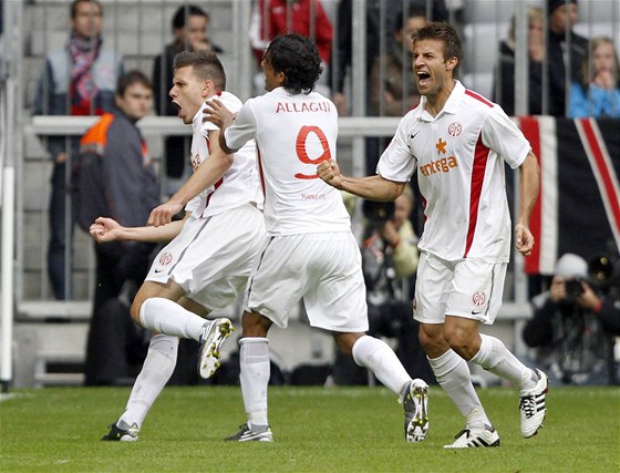 Fotbalisté Mohue se radují z gólu, který vstelil Adam Szalai (vlevo)