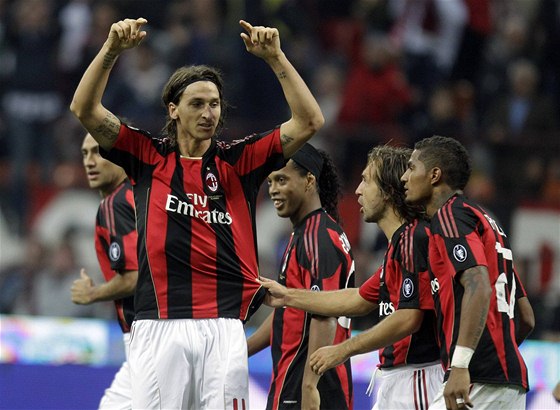 A JE TAM! Fotbalisté AC Milán se radují z gólu, který vstelil Zlatan Ibrahimovi
