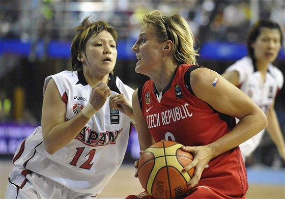 eská basketbalistka Hana Horáková (vpravo) si kryje mí ped Asami Joidaovou z Japonska