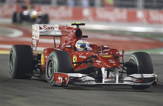 Fernando Alonso na trati Velké ceny Singapuru