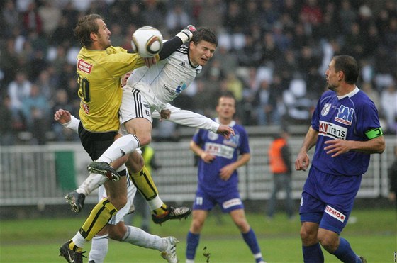 Královéhradecký útoník Václav Pila (v bílém) se snaí pekonat Radima Nováka, brankáe Ústí nad Labem