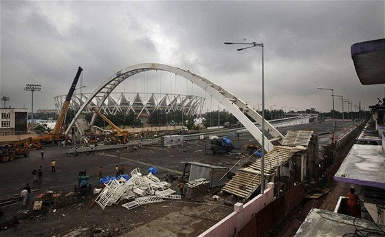 SYMBOL PROBLÉM. V Dillí se zítil most u hlavního stadionu Her Commonwealthu a zranil 27 lidí.