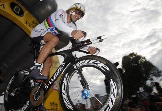 ZASE BUDE MJ! výcarský cyklista Fabian Cancellara obhajuje duhový dres mistra svta v asovce.