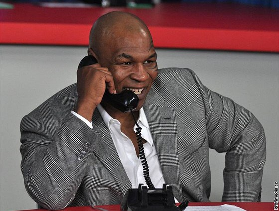 HALÓ, NEPIJEDU. Mike Tyson v pondlí pes telefon oznámil pekvapivou zprávu.