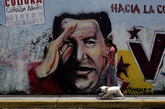 Graffiti s venezuelským prezidentem Hugem Chávezem v Caracasu. Nedlní parlamentní volby podle oficiálních informací vyhrála jeho strana (24. záí 2010)