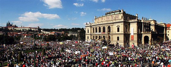 Demonstrace proti vládním krtm.