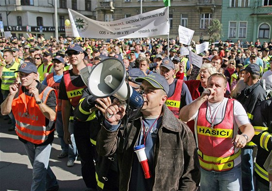 Demonstrace odborá proti vládním krtm na praské Letné. (21. záí 2010)