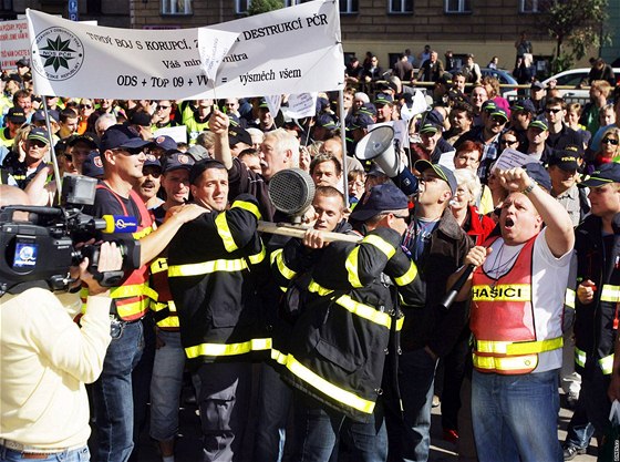 Demonstrace odborá proti vládním krtm ped ministerstvem vnitra v Praze. (21. záí 2010)