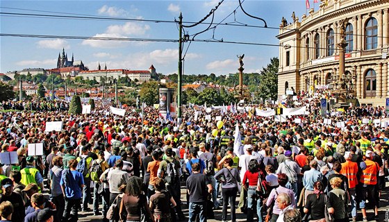 Demonstrace odborá proti vládním krtm na Palachov námstí v Praze. (21. záí 2010)